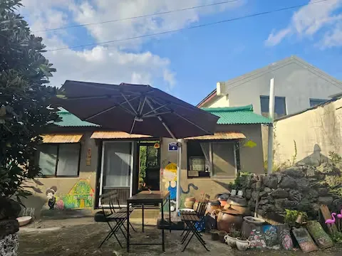 [Namwon, Seogwipo] 2-story detached house. Spacious yard. Ocean view. Jacuzzi. Three-room. BBQ. Foot volleyball. Pets 126