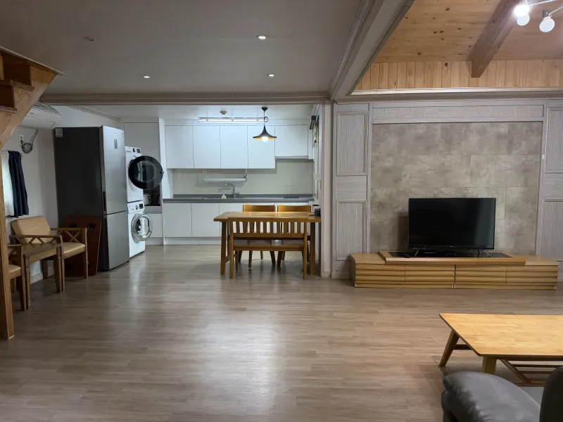 [Gujwa, Jeju] Bijarim duplex with an impressive view of the green grass yard and palm trees 12