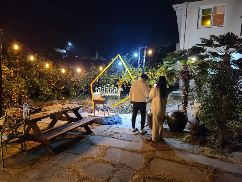 [Namwon, Seogwipo] 2-story detached house. Spacious yard. Ocean view. Jacuzzi. Three-room. BBQ. Foot volleyball. Pets 293