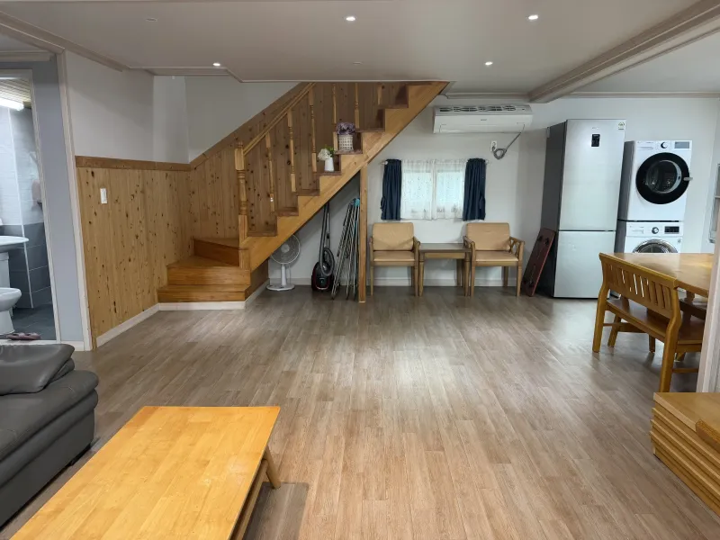 [Gujwa, Jeju] Bijarim duplex with an impressive view of the green grass yard and palm trees 14