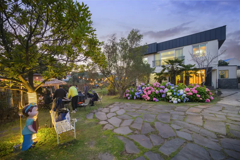 [Namwon, Seogwipo] 2-story detached house. Spacious yard. Ocean view. Jacuzzi. Three-room. BBQ. Foot volleyball. Pets 58