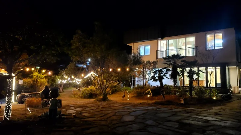[Namwon, Seogwipo] 2-story detached house. Spacious yard. Ocean view. Jacuzzi. Three-room. BBQ. Foot volleyball. Pets 236