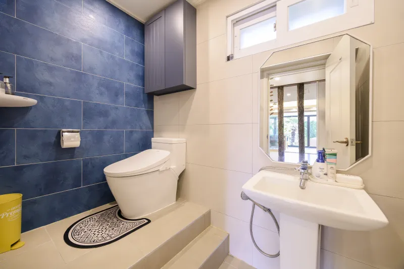 [Namwon, Seogwipo] 2-story detached house. Spacious yard. Ocean view. Jacuzzi. Three-room. BBQ. Foot volleyball. Pets 10