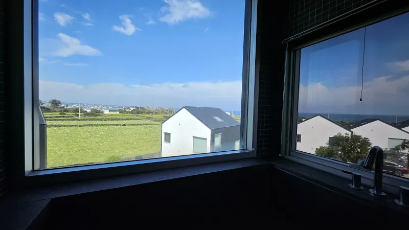 [Gujwa, Jeju] A detached house with a beautiful view of the sea, stone walls, and fields, 30 seconds from the entrance to the complex. 17
