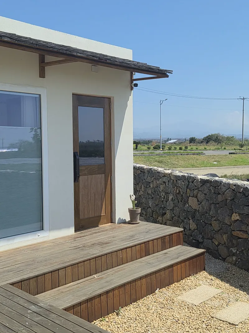 [Daejeong, Seogwipo] Sea view where Daejeong dolphins live, in front of the bus stop, a house in a rural village 53