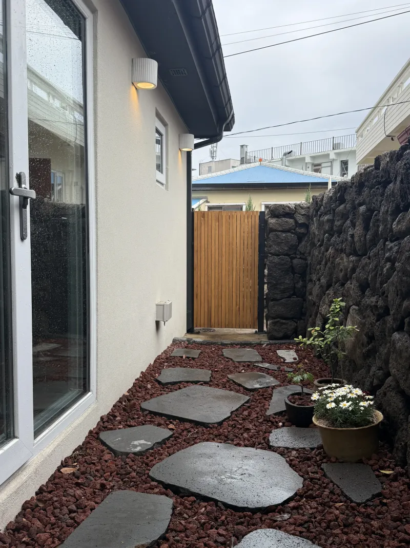 [Seogwi-dong, Seogwipo] Detached house with a volcanic scoria yard near downtown Lee Jung-seop Street 28