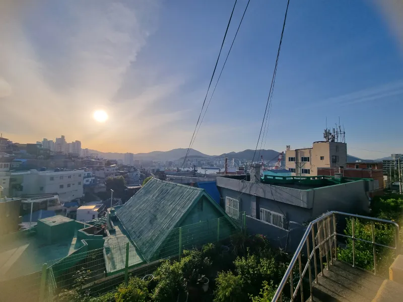 [Yeongdo, Busan] Yeongdo, Busan. Bus stop in front of the house. Famous restaurants. Convenience store, cafe, and chicken restaurant. Public parking lot 50m away. 27
