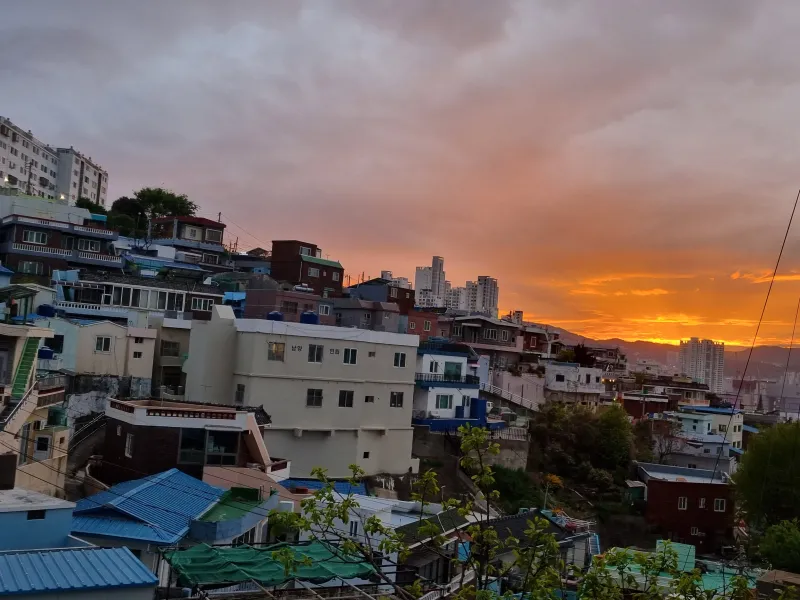 [Yeongdo, Busan] Yeongdo, Busan. Bus stop in front of the house. Famous restaurants. Convenience store, cafe, and chicken restaurant. Public parking lot 50m away. 28