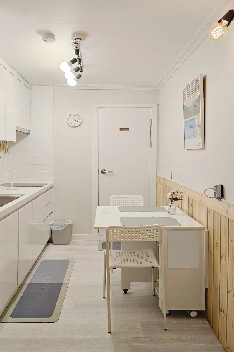 [Mapo, Seoul] Siri with a great location in Sinchon and Hongdae 10