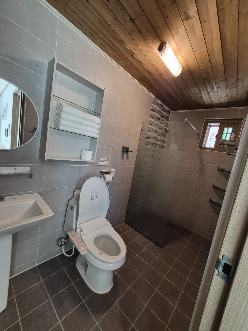 [Hallim, Jeju][Jeju Hyeopjae] Healing Pension Filled with the Scent of Pine Forest #PetFriendly (Building C, 1st Floor / Two-Room) 9