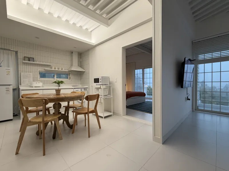 [Saekdal-dong, Seogwipo] South-facing floor-to-ceiling windows with ocean view, convenient location for travel, 2-room unit on the 3rd floor of Building A 17