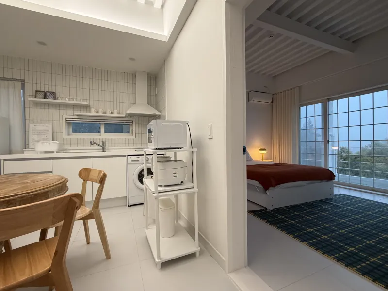 [Saekdal-dong, Seogwipo] South-facing floor-to-ceiling windows with ocean view, convenient location for travel, 2-room unit on the 3rd floor of Building A 16