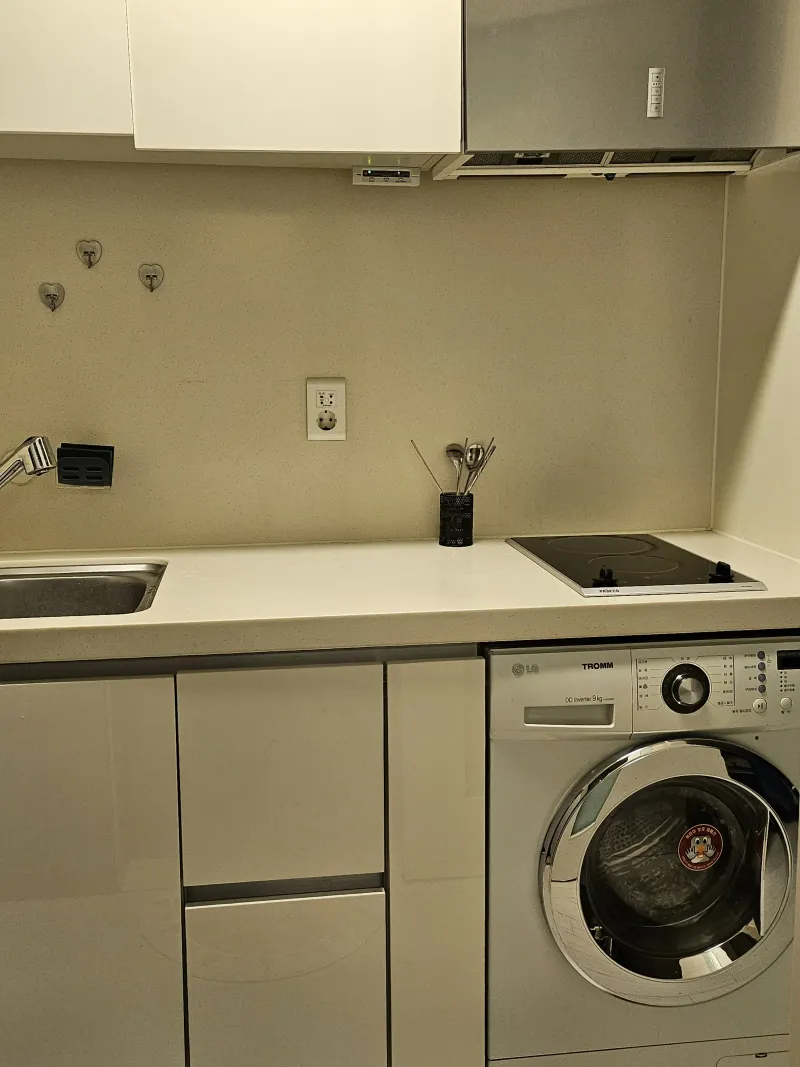 [Gangnam, Seoul] 30-second walk from Eonju Station, prime location, brand-name apartment, fully furnished and furnished 10