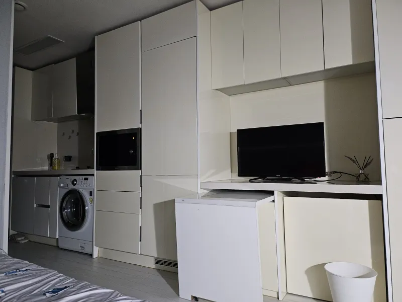 [Gangnam, Seoul] 30-second walk from Eonju Station, prime location, brand-name apartment, fully furnished and furnished 4