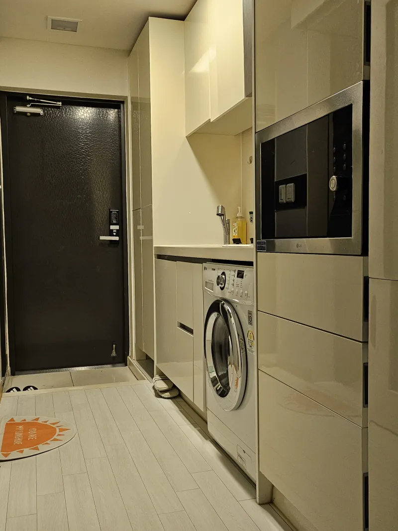 [Gangnam, Seoul] 30-second walk from Eonju Station, prime location, brand-name apartment, fully furnished and furnished 11