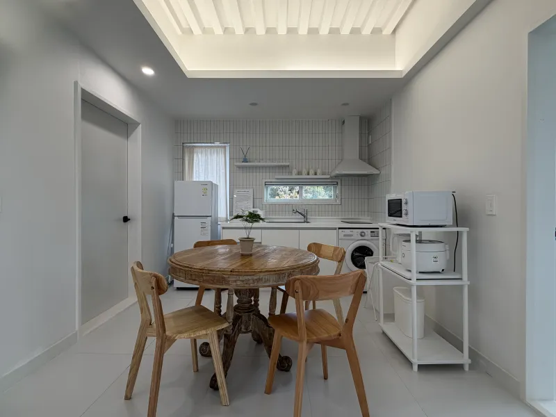 [Saekdal-dong, Seogwipo] South-facing floor-to-ceiling windows with ocean view, convenient location for travel, 2-room unit on the 3rd floor of Building A 22
