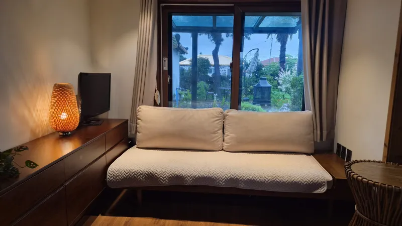[Hallim, Jeju] A country stone house with a pretty yard and rafters 3