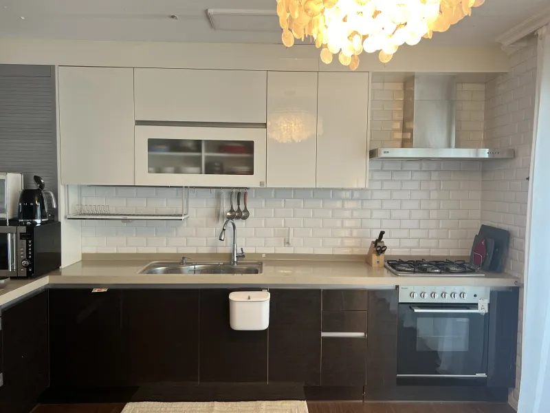 [Guro, Seoul] Room 701. 5 mins from Oryu-dong Station. Spacious 3-bedroom. 2 bathrooms. Max. 8 guests. 6 beds 30