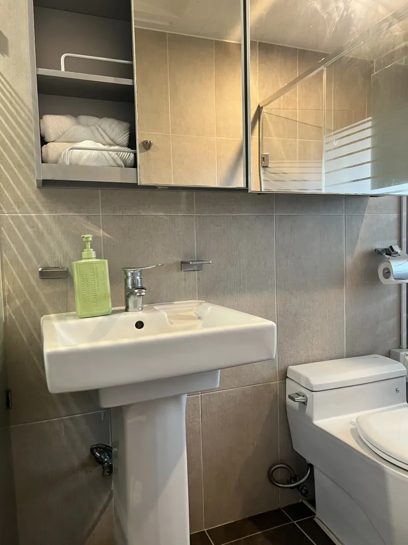 [Guro, Seoul] Room 701. 5 mins from Oryu-dong Station. Spacious 3-bedroom. 2 bathrooms. Max. 8 guests. 6 beds 14