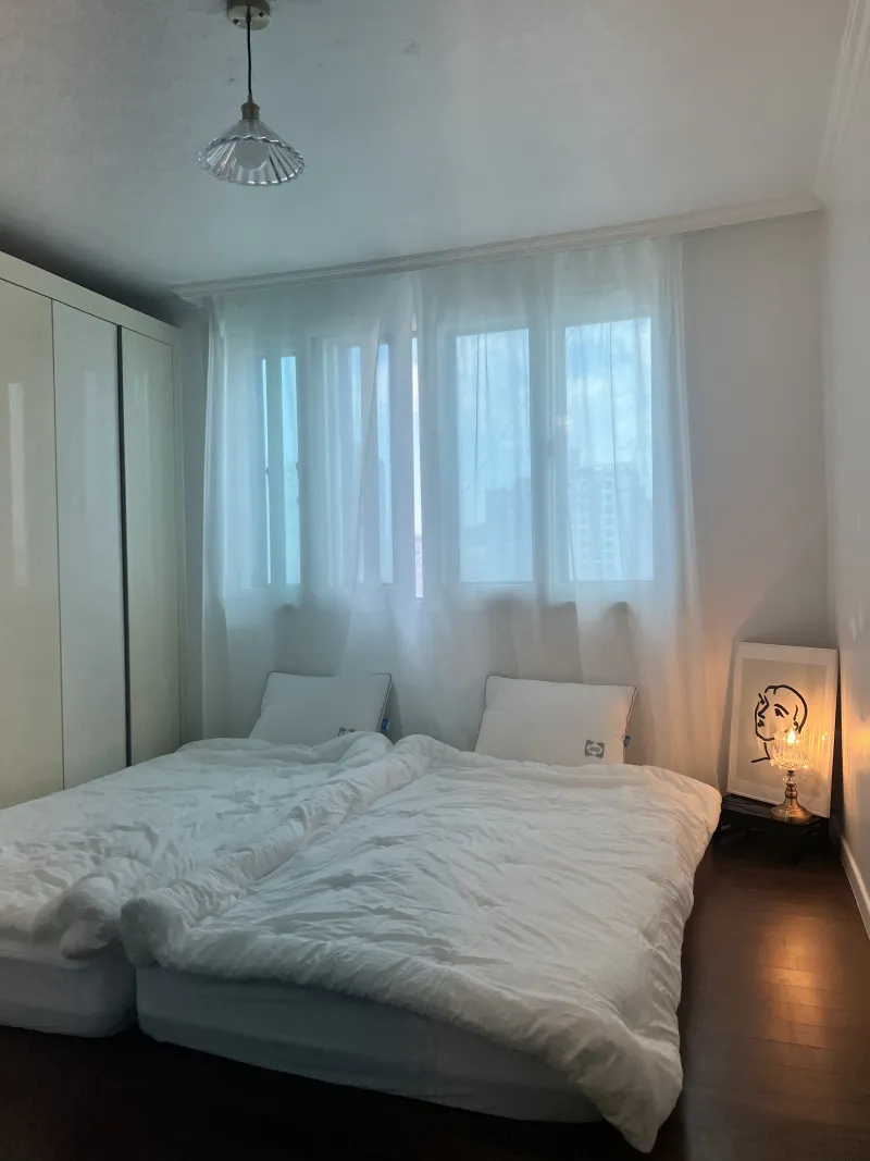 [Guro, Seoul] Room 701. 5 mins from Oryu-dong Station. Spacious 3-bedroom. 2 bathrooms. Max. 8 guests. 6 beds 11