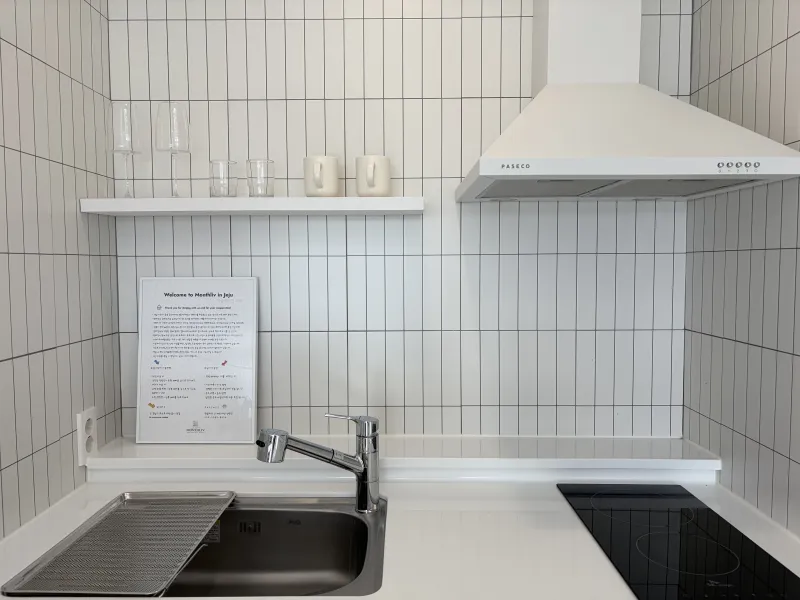 [Saekdal-dong, Seogwipo] South-facing floor-to-ceiling windows with ocean view, convenient location for travel, Building A, 3rd floor studio 35