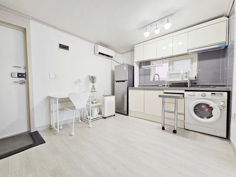 [Mapo, Seoul] 5 minutes from Hongik University, separate kitchen, neat studio 17