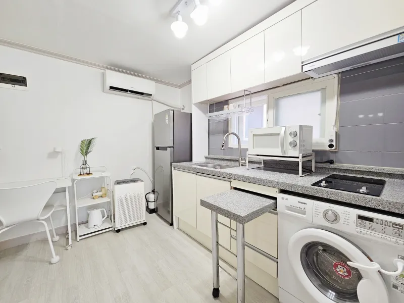 [Mapo, Seoul] 5 minutes from Hongik University, separate kitchen, neat studio 25