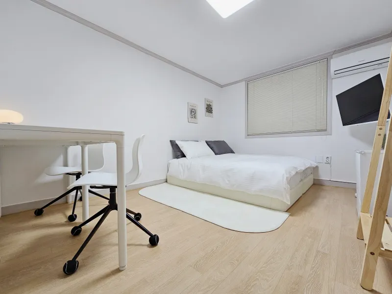 [Mapo, Seoul] 5 minutes from Hongik University, separate kitchen, neat studio 13