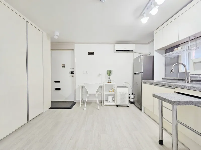 [Mapo, Seoul] 5 minutes from Hongik University, separate kitchen, neat studio 16