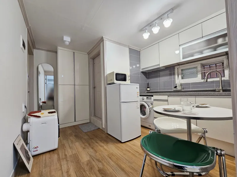 [Mapo, Seoul] 5 minutes from Hongik University, separate kitchen, neat studio 36