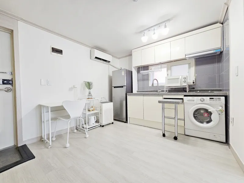 [Mapo, Seoul] 5 minutes from Hongik University, separate kitchen, neat studio 21