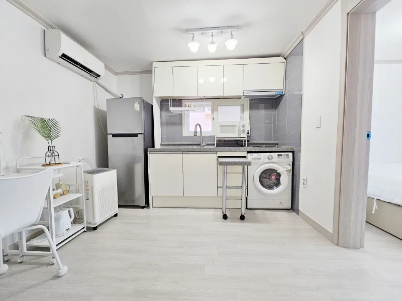 [Mapo, Seoul] 5 minutes from Hongik University, separate kitchen, neat studio 18