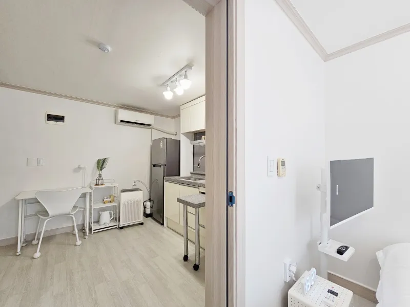 [Mapo, Seoul] 5 minutes from Hongik University, separate kitchen, neat studio 8