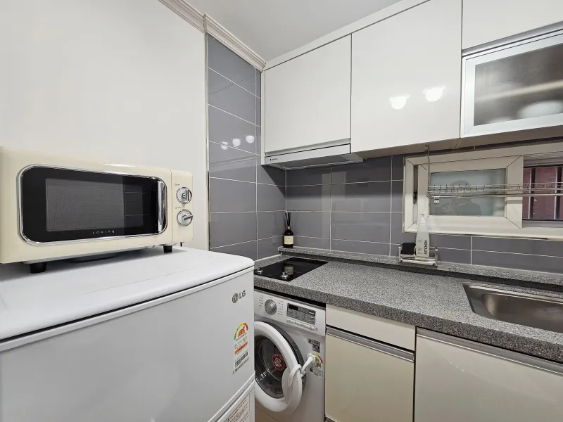[Mapo, Seoul] 5 minutes from Hongik University, separate kitchen, neat studio 33