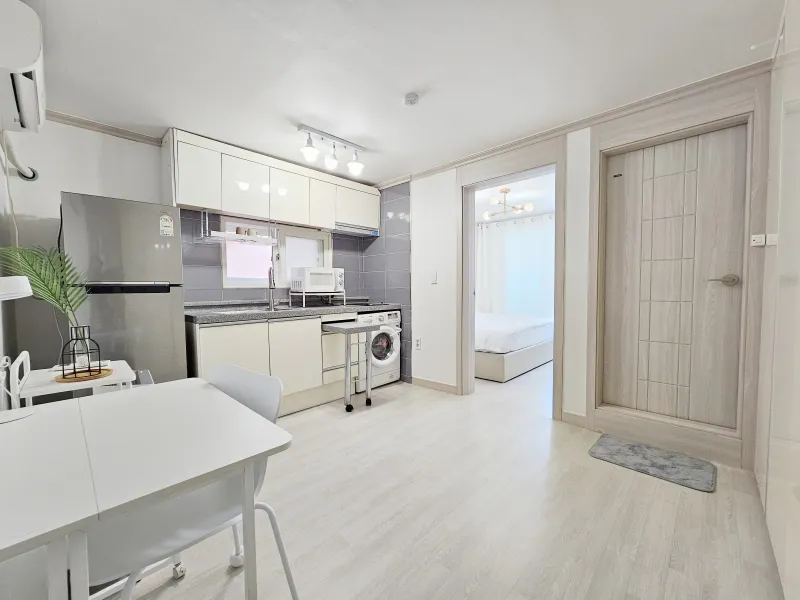 [Mapo, Seoul] 5 minutes from Hongik University, separate kitchen, neat studio 7