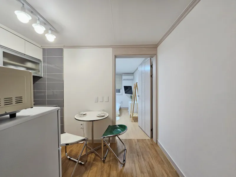 [Mapo, Seoul] 5 minutes from Hongik University, separate kitchen, neat studio 28