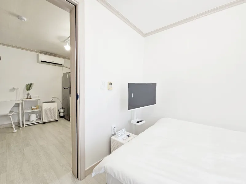 [Mapo, Seoul] 5 minutes from Hongik University, separate kitchen, neat studio 9