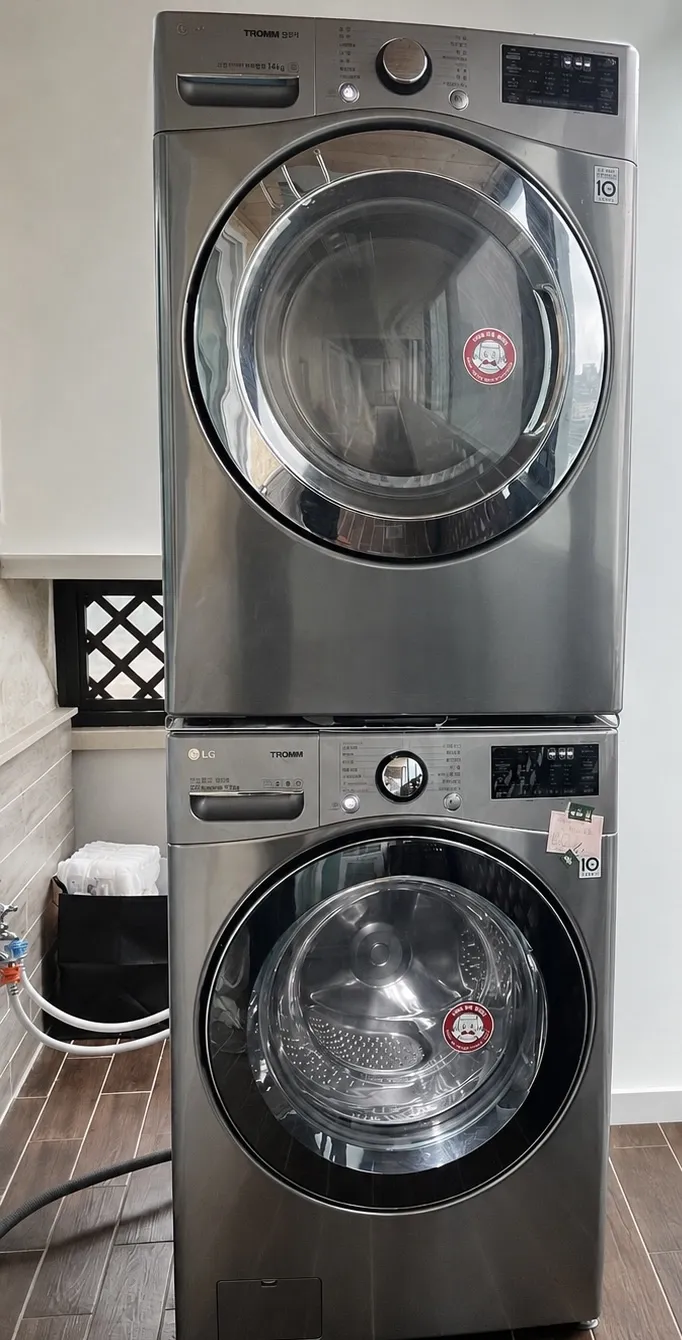 [Guro, Seoul] Room 701. 5 mins from Oryu-dong Station. Spacious 3-bedroom. 2 bathrooms. Max. 8 guests. 6 beds 35
