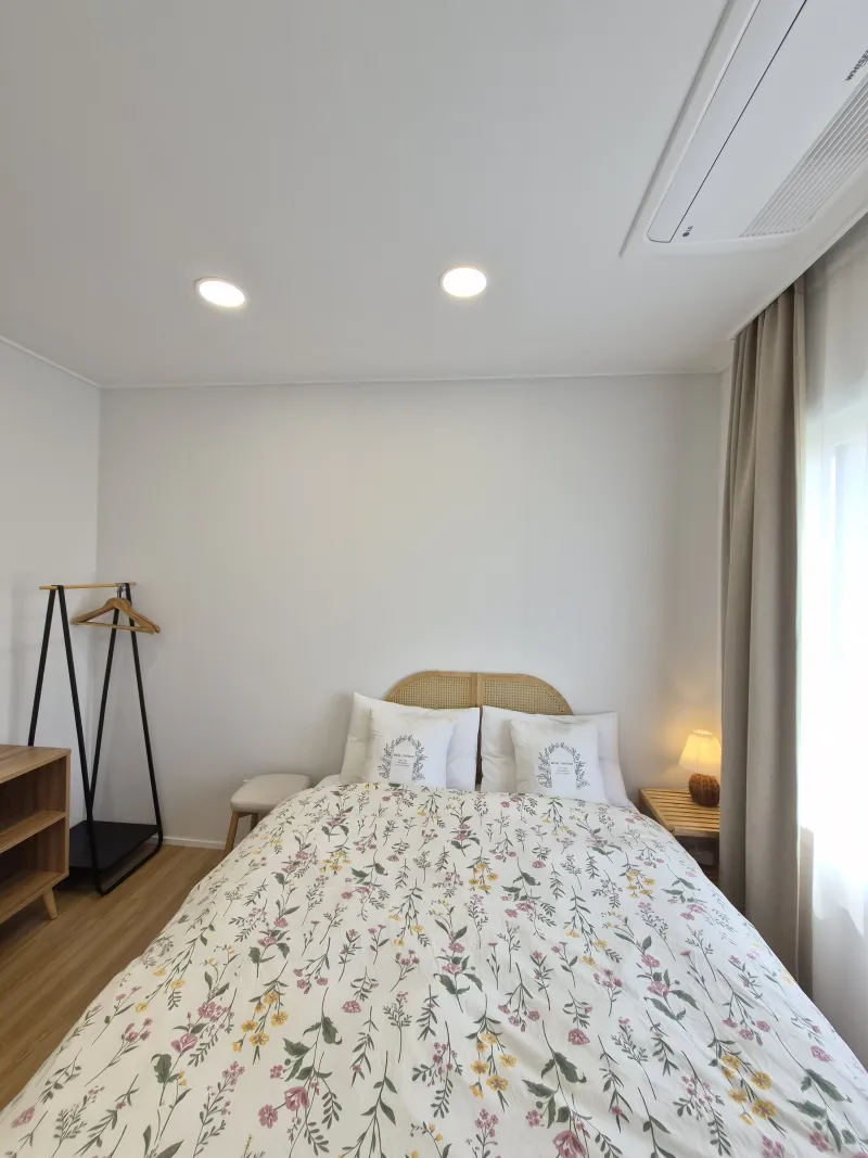 [Daejeong, Seogwipo] Outdoor Jacuzzi / Family Pension / Two-Room / Standard for 4 / Lawn Yard / BBQ Available 3