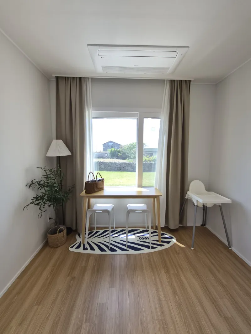 [Daejeong, Seogwipo] Outdoor Jacuzzi / Family Pension / Two-Room / Standard for 4 / Lawn Yard / BBQ Available 6