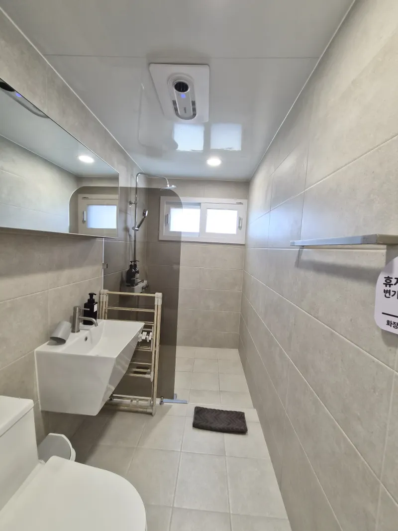 [Daejeong, Seogwipo] Outdoor Jacuzzi / Family Pension / Two-Room / Standard for 4 / Lawn Yard / BBQ Available 10