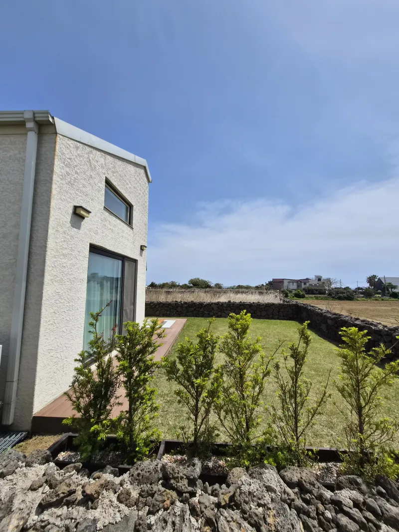 [Daejeong, Seogwipo] Outdoor Jacuzzi / Family Pension / Two-Room / Standard for 4 / Lawn Yard / BBQ Available 28
