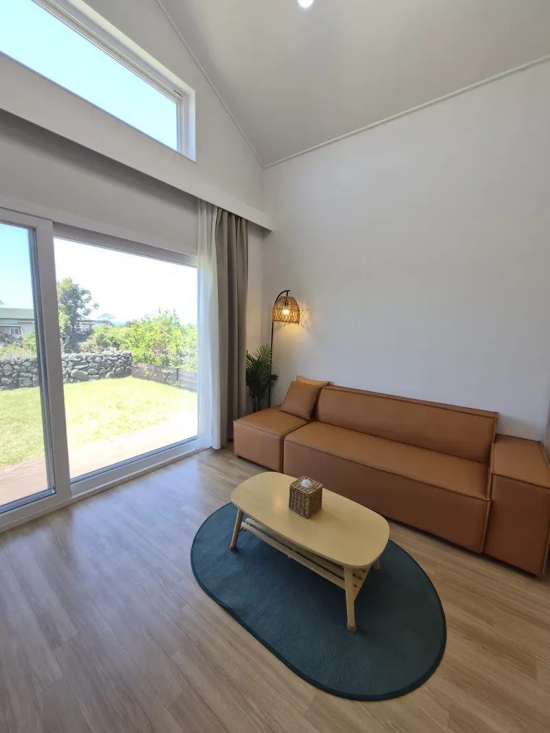 [Daejeong, Seogwipo] Outdoor Jacuzzi / Family Pension / Two-Room / Standard for 4 / Lawn Yard / BBQ Available 23