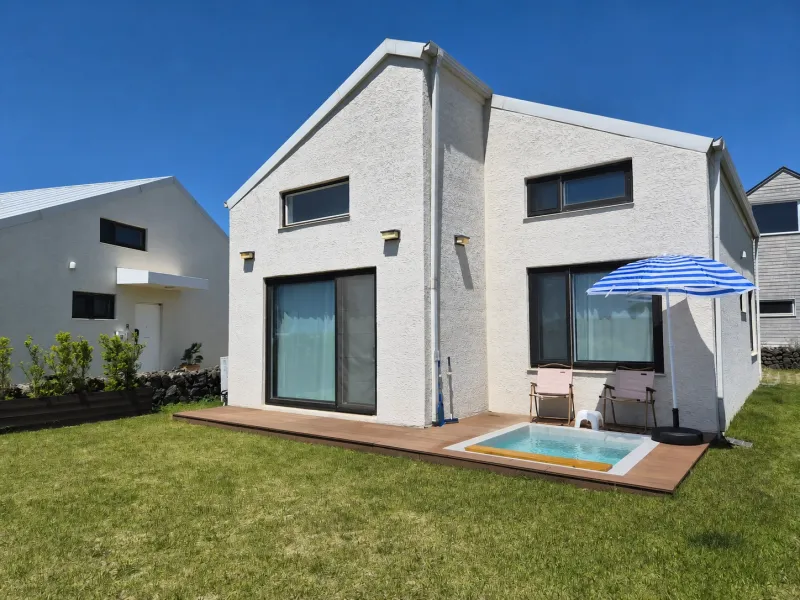 [Daejeong, Seogwipo] Outdoor Jacuzzi / Family Pension / Two-Room / Standard for 4 / Lawn Yard / BBQ Available 24