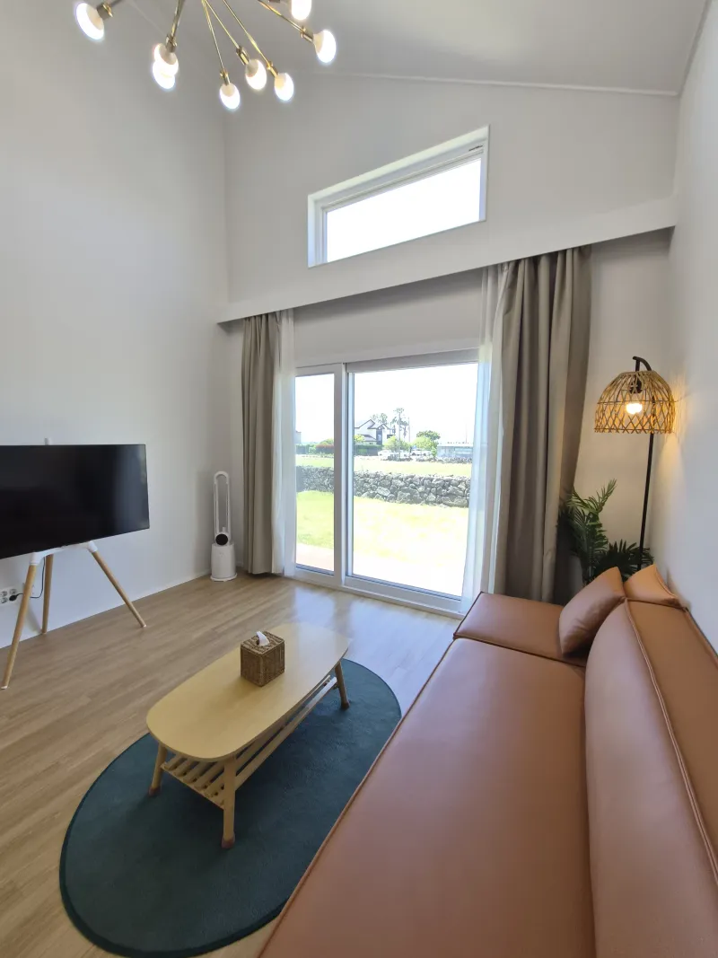 [Daejeong, Seogwipo] Outdoor Jacuzzi / Family Pension / Two-Room / Standard for 4 / Lawn Yard / BBQ Available 22