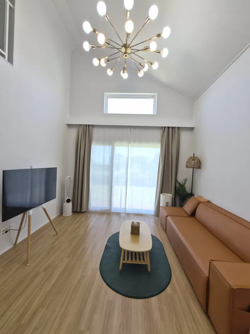 [Daejeong, Seogwipo] Outdoor Jacuzzi / Family Pension / Two-Room / Standard for 4 / Lawn Yard / BBQ Available 19