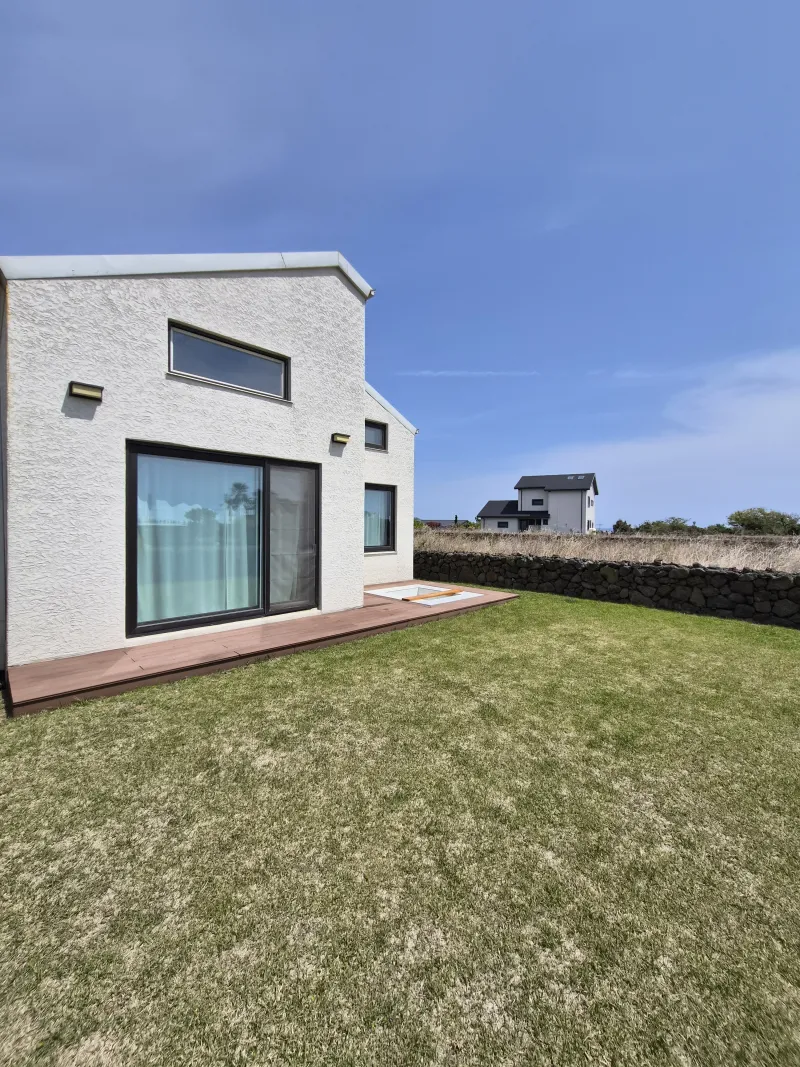 [Daejeong, Seogwipo] Outdoor Jacuzzi / Family Pension / Two-Room / Standard for 4 / Lawn Yard / BBQ Available 27