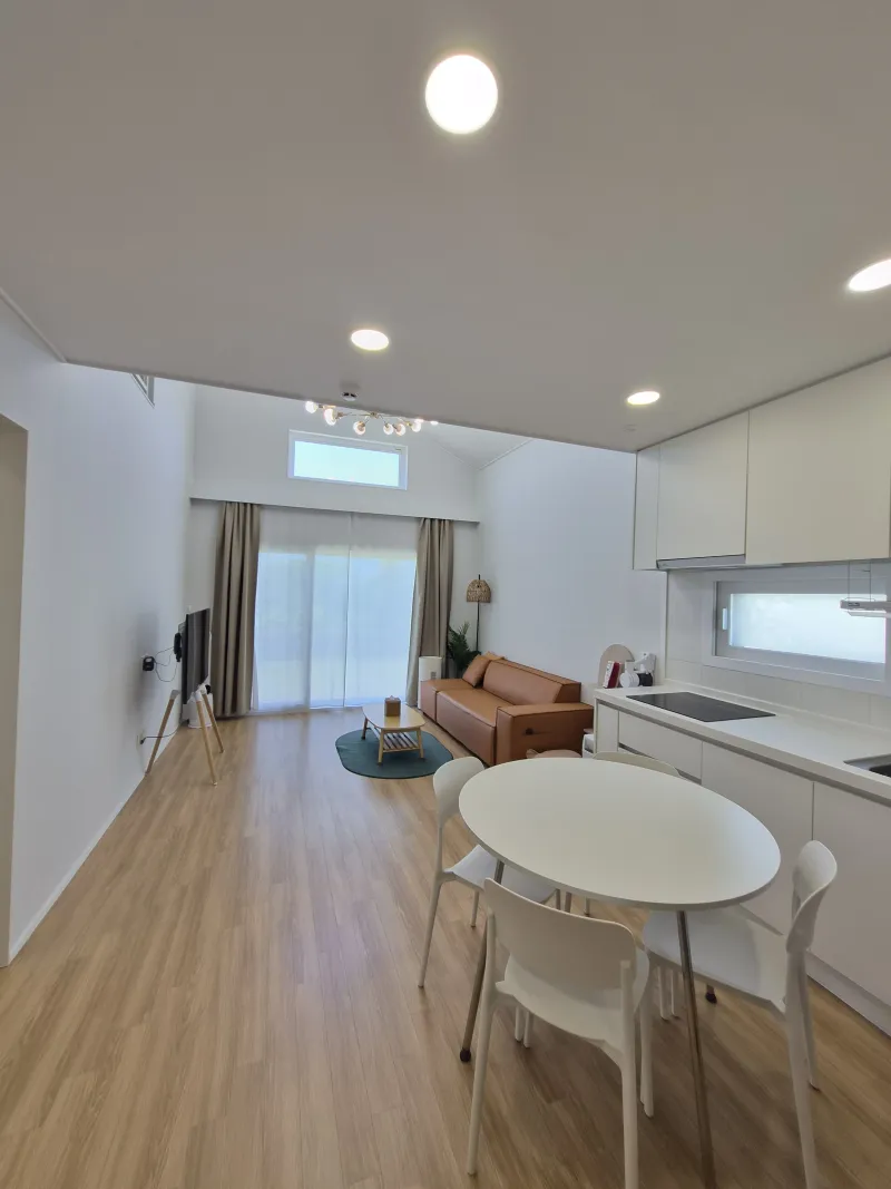 [Daejeong, Seogwipo] Outdoor Jacuzzi / Family Pension / Two-Room / Standard for 4 / Lawn Yard / BBQ Available 15