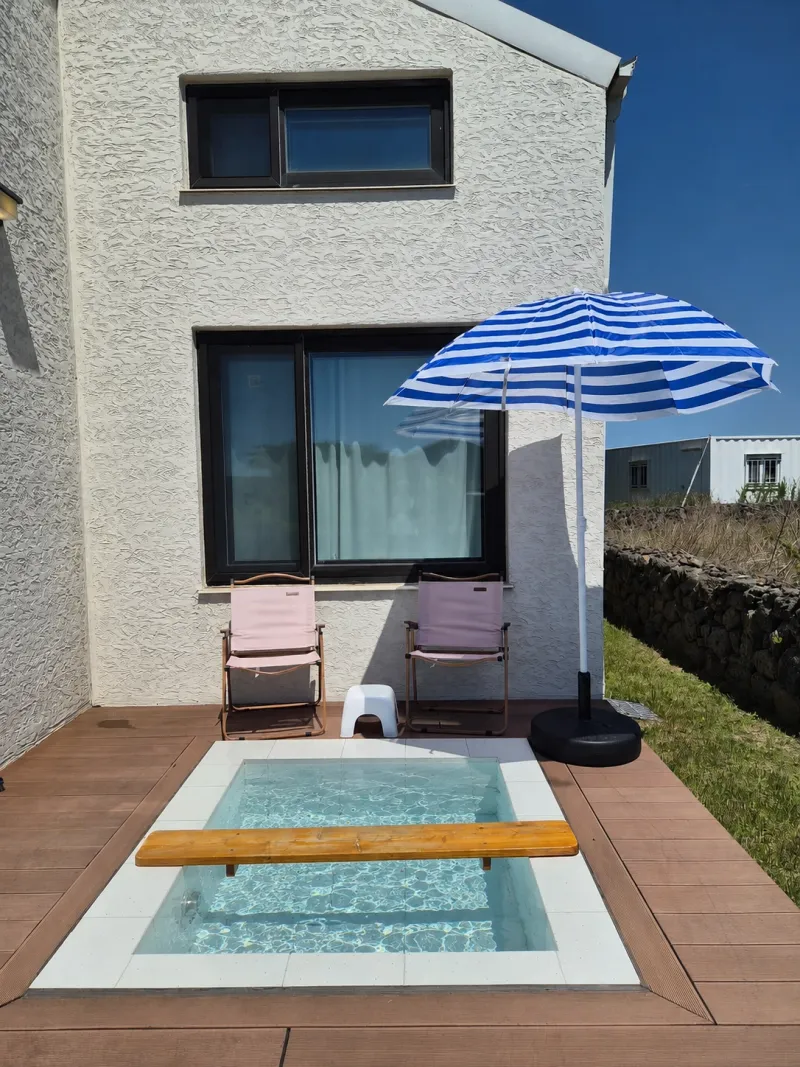 [Daejeong, Seogwipo] Outdoor Jacuzzi / Family Pension / Two-Room / Standard for 4 / Lawn Yard / BBQ Available 25
