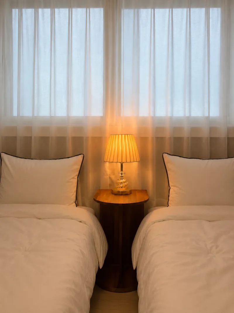 [Guro, Seoul] Room 701. 5 mins from Oryu-dong Station. Spacious 3-bedroom. 2 bathrooms. Max. 8 guests. 6 beds 6